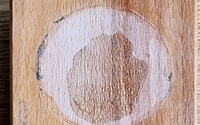 Drevený podklad, na ktorom je plaketa umiestnená
