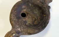 Zdobená antická lampička zo zbierok Podtatranského múzea v Poprade