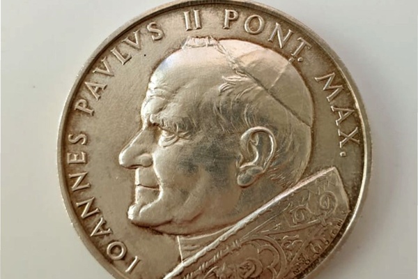 Portrét pápeža Jána Pavla II. doľava. Kolopis: IONNES PAVLVS II. PONT. MAX.