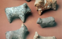 Ukážka miniatúrnych sošiek zo zbierok Podtatranského múzea v Poprade