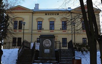 Podtatranské múzeum v Poprade s pomníkom  D. Husza