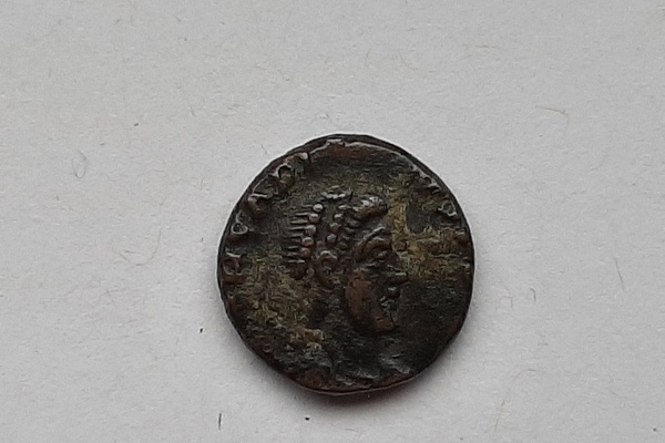 01 averz malej bronzovej mince cisára Arcadia