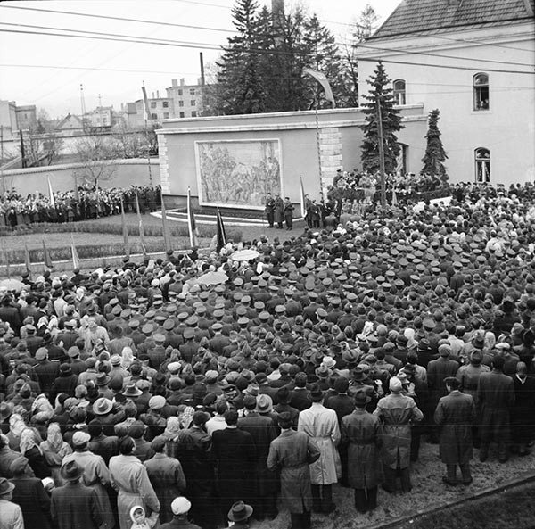 Odhalenie mozaiky vďaky pri príležitosti 12. výročia oslobodenia Československej republiky 9. máj 1957